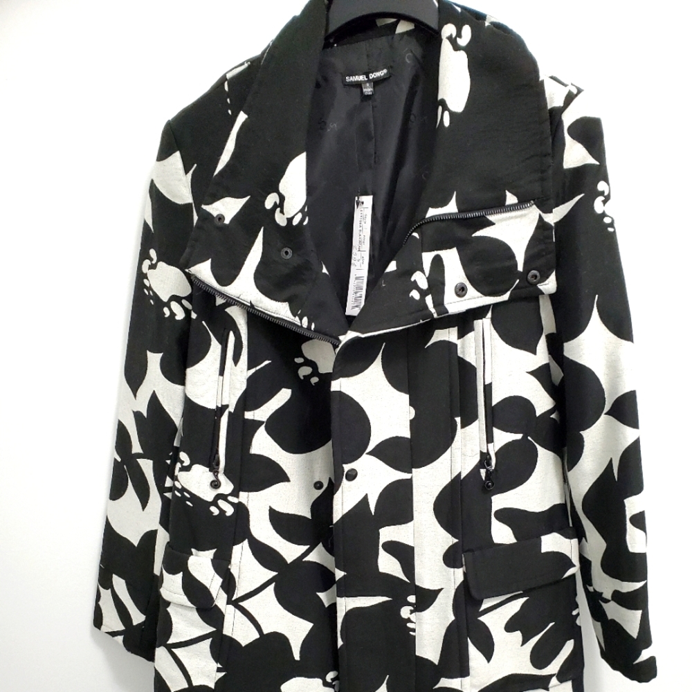 Samuel Dong multi colored black/cream belted coat with zipper and buttons. Small